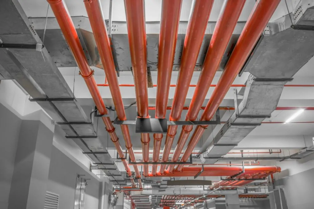 Infraestrutura elétrica em área técnica de condomínio